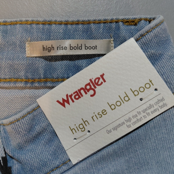 NWT Wrangler High Rise Bold Boot Jeans Light Wash Distressed Size 4 27x32 - Picture 5 of 7